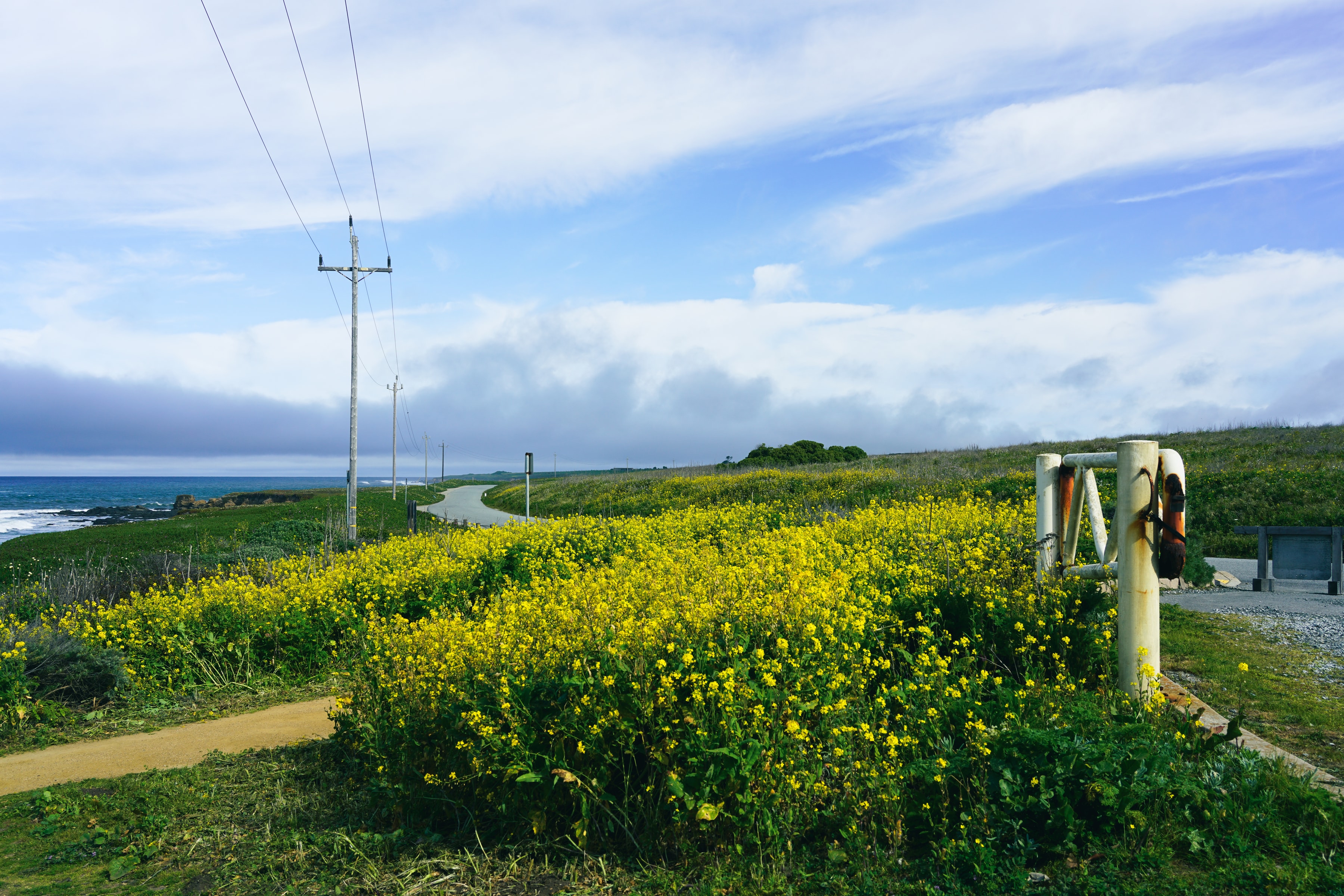 Country Road, California, United States, 2025-04-04.