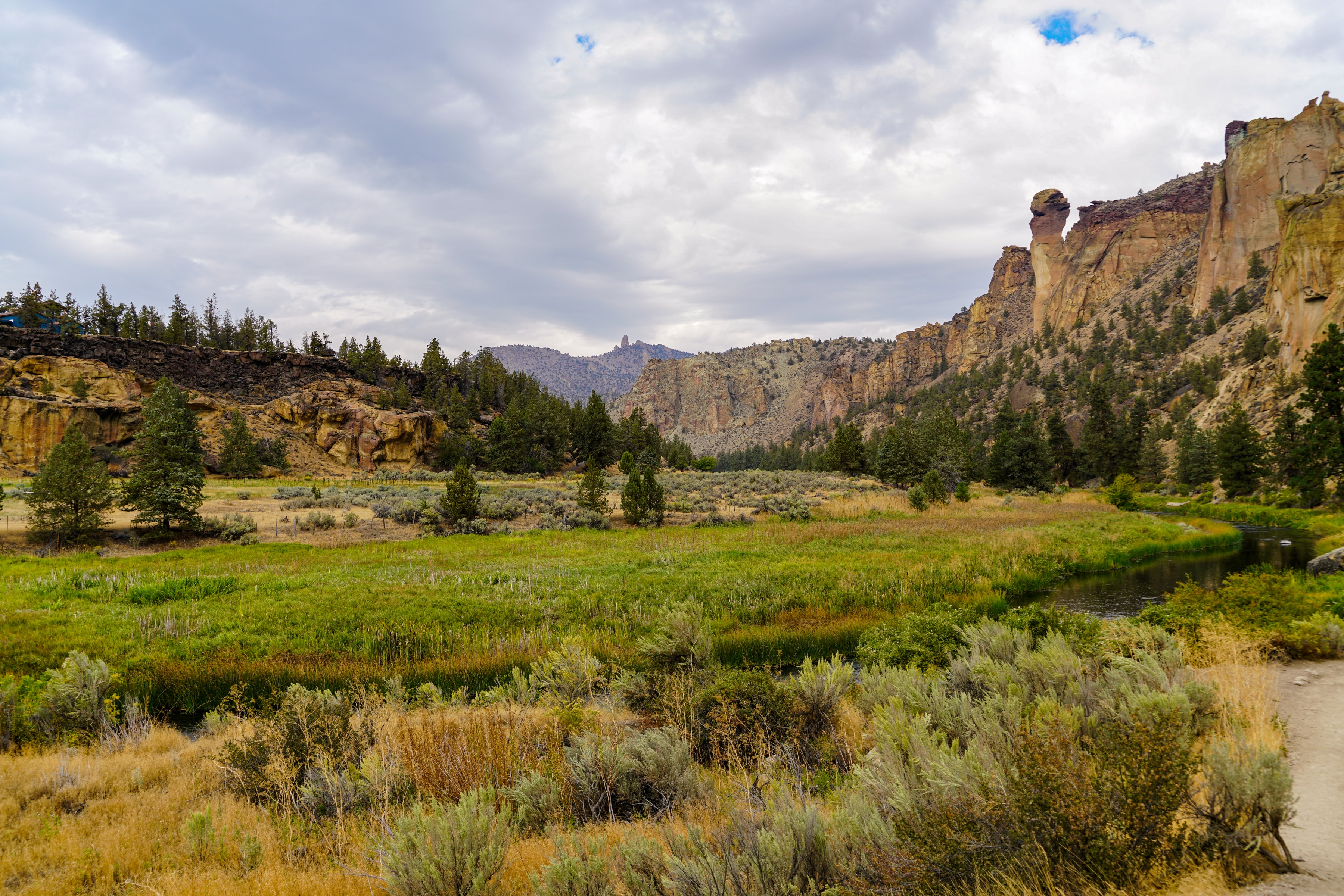Ochre Walls, Bend, United States, 2022-09-27.